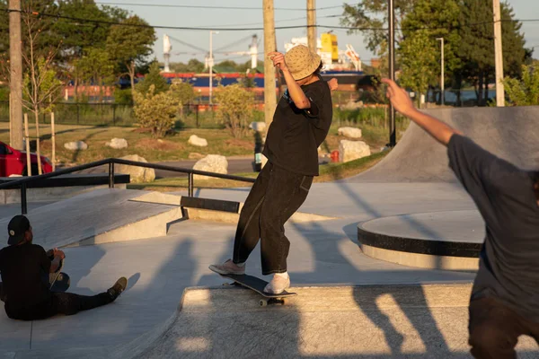 Detroit Michigan Usa 2019 Skater Üben Tricks Bei Sonnenuntergang Skatepark — Stockfoto