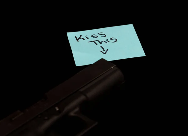 Zettel Sagt Kuss Das Und Zeigt Auf Eine Handfeuerwaffe — Stockfoto