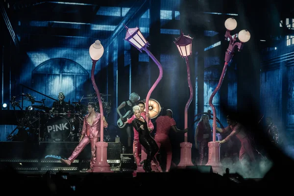 美国密歇根底特律 2019 粉红在底特律小凯撒竞技场与特邀嘉宾Julia Michaels现场表演 — 图库照片