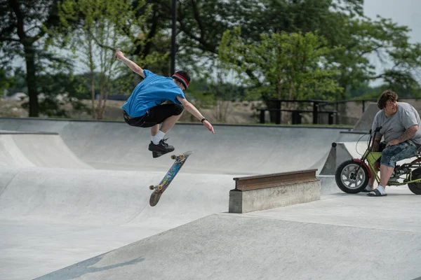 Detroit Michigan Usa 2019 Skridskoåkare Tränar Sina Skateboardfärdigheter Solig Dag — Stockfoto