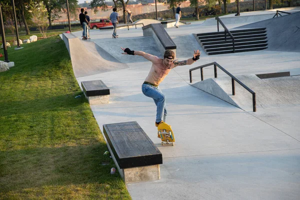 Detroit Michigan Estados Unidos 2019 Skaters Practice Tricks Sunset Skate — Fotografia de Stock