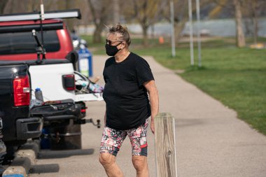 Harrison Township, Michigan, ABD - 01 Mayıs 2020: Covid-19 Corona Virüsü sırasında Michigan Metro Parkı etkinliği.