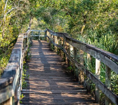 önümüzde düz olmayan yol dikkat gerektirir