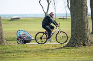 Harrison Township, Michigan, ABD - 26 Nisan 2020: Covid-19 Corona Virüsü sırasında Michigan Metro Parkı etkinliği.
