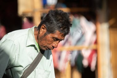 Gömlek ve kravat takmış sakallı bir adamın portresi.