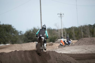Orlando, Florida, ABD - 03.09.2018: Motokros sürücüleri Florida 'nın merkezinde güneşli bir günde toprak motosikletlerinde hile ve beceri yapıyorlar.