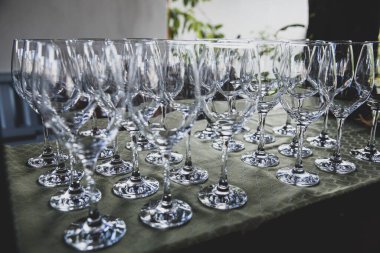 Boş şarap kadehleri bir masada şarabın dökülmesini bekliyor.