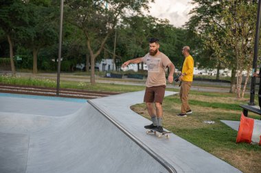 Detroit, Michigan, ABD - 08.06.2019: Detroit şehir merkezindeki kaykay sporcuları.