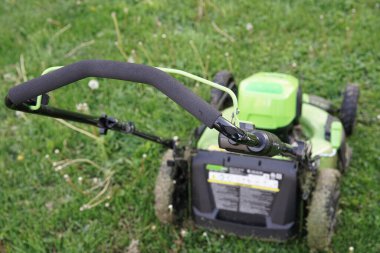 Çim biçme makinesi kolu itmeye başlamanı bekliyor.