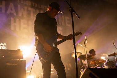 Detroit, Michigan, ABD - 11.09.2018: Hawthorne Heights Detroit Majestic Theater 'da Silverstein için canlı performans sergiliyor.