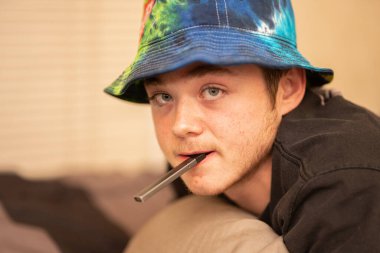 Ergen ilk kez kusmak üzere.