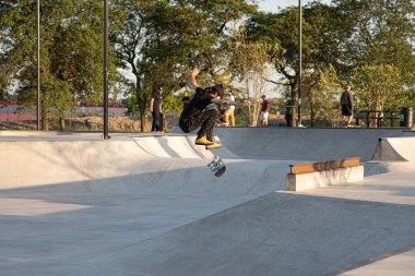 Detroit, Michigan, ABD - 08.09.2019: Patenciler gün batımında paten parkında numaralar yapıyor