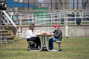 Harrison Township, Michigan, ABD - 28 Nisan 2020: Covid-19 Corona Virüsü sırasında Michigan Metro Parkı etkinliği.