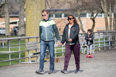 Harrison Township, Michigan, ABD - 26 Nisan 2020: Covid-19 Corona Virüsü sırasında Michigan Metro Parkı etkinliği.