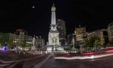 Hava karardıktan sonra Indianapolis şehir merkezindeki askerler ve denizciler anıtı