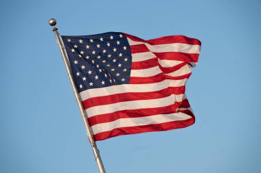 Amerikan bayrağı rüzgarda dalgalanıyor.