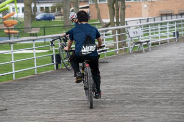 Harrison Township, Michigan, ABD - 01 Mayıs 2020: Covid-19 Corona Virüsü sırasında Michigan Metro Parkı etkinliği.