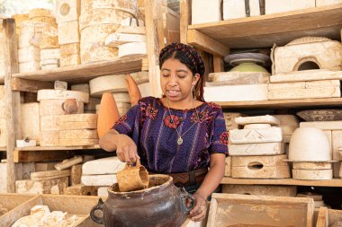 Antigua Guatemala, Guatemala - Mart 09 2020: Corona Virüsü 'nden hemen önce Guatemala' da el yapımı ve boyalı seramik.