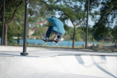 Detroit, Michigan, ABD - 08.01.2019: Patenciler Detroit kaykay parkında kaykay numaraları yapıyor