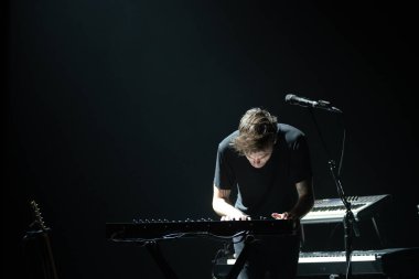 Detroit, Michigan, ABD - 11.04.2018: Third Eye Blind Sound Board Theater 'da canlı performans sergiliyor.