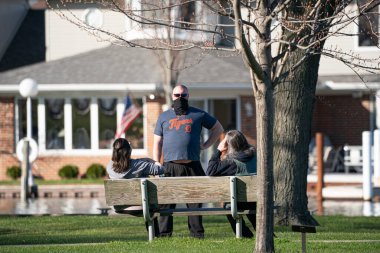 Harrison Township, Michigan, ABD - 25 Nisan 2020: Covid-19 Corona Virüsü sırasında Michigan Metro Parkı etkinliği.