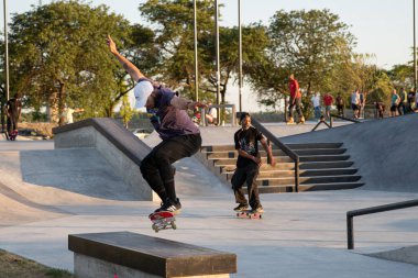 Detroit, Michigan, ABD - 08.09.2019: Patenciler gün batımında paten parkında numaralar yapıyor