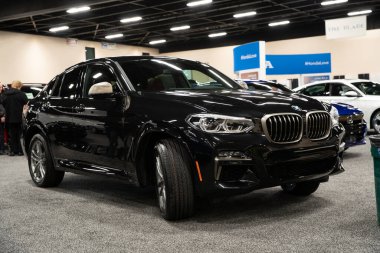 Toledo, Ohio, ABD - 02.07.2020: Büyük Toledo Otomobil Fuarı 2020, The Blade tarafından sunuldu, en yeni araç modelleri ve otomotiv teknolojisinde son gelişmeler.