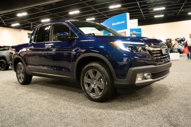 Toledo, Ohio, ABD - 02.07.2020: Büyük Toledo Otomobil Fuarı 2020, The Blade tarafından sunuldu, en yeni araç modelleri ve otomotiv teknolojisinde son gelişmeler.