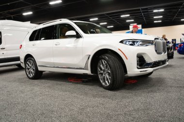 Toledo, Ohio, ABD - 02.07.2020: Büyük Toledo Otomobil Fuarı 2020, The Blade tarafından sunuldu, en yeni araç modelleri ve otomotiv teknolojisinde son gelişmeler.