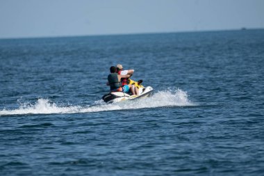 Şahsi su işkenceleri ve dalga koşucuları güneşli bir günde gölde eğleniyorlar..