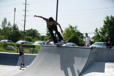 Detroit, Michigan, ABD - 08.01.2019: Patenciler Detroit kaykay parkında kaykay numaraları yapıyor