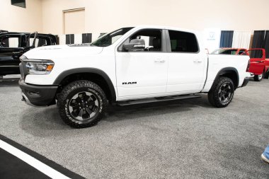 Toledo, Ohio, ABD - 02.07.2020: Büyük Toledo Otomobil Fuarı 2020, The Blade tarafından sunuldu, en yeni araç modelleri ve otomotiv teknolojisinde son gelişmeler.