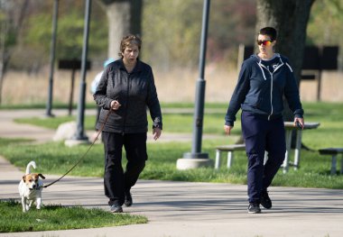 Harrison Township, Michigan, ABD - 15 Mayıs 2020: Covid-19 Corona Virüsü sırasında Michigan Metro Parkı etkinliği.