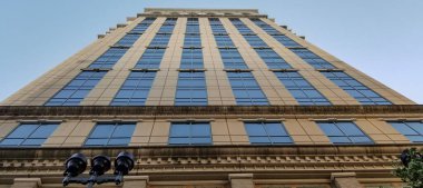 Bilinmeyen yükseklik mavi gökyüzünde dimdik duruyor.