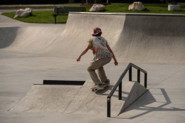 Detroit, Michigan, ABD - 07.05.2019: Kaykaycılar güneşli bir günde kaykay numaralarını çalışırlar..