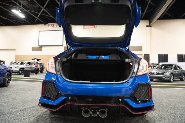 Toledo, Ohio, ABD - 02.07.2020: Büyük Toledo Otomobil Fuarı 2020, The Blade tarafından sunuldu, en yeni araç modelleri ve otomotiv teknolojisinde son gelişmeler.