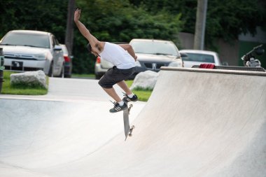 Detroit, Michigan, ABD - 08.07.2019: Detroit şehir kaykay parkında güneşli bir günde patenciler numaralarını prova ediyorlar.