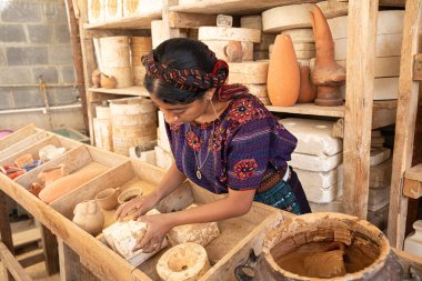 Antigua Guatemala, Guatemala - Mart 09 2020: Corona Virüsü 'nden hemen önce Guatemala' da el yapımı ve boyalı seramik.