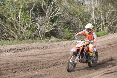 Orlando, Florida, ABD - 03.09.2018: Motokros sürücüleri Florida 'nın merkezinde güneşli bir günde toprak motosikletlerinde hile ve beceri yapıyorlar.