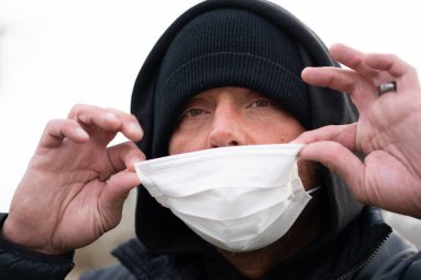 Mikroplardan korunmak için koruyucu maske takan bir adam.