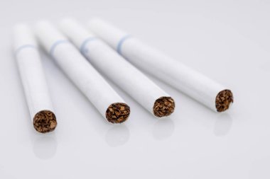 sigaralar beyaz arkaplanda