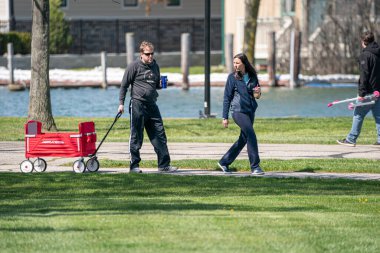 Harrison Township, Michigan, ABD - 10 Mayıs 2020: Covid-19 sırasında Michigan Metro Parkı etkinliği, Corona Virüsü.