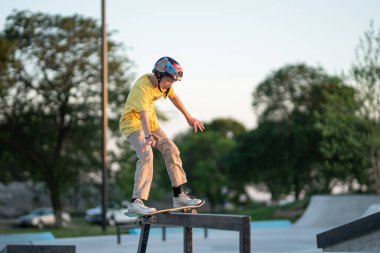 Detroit, Michigan, ABD - 07.14.2019: Patenciler gün batımında Detroit 'teki kaykay parkında numaralarını çalışıyorlar