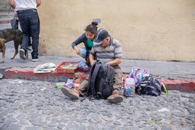 Şehirdeki bir grup insan.