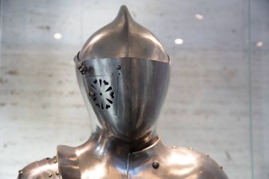 Erken dönem savaş zırhı miğferi