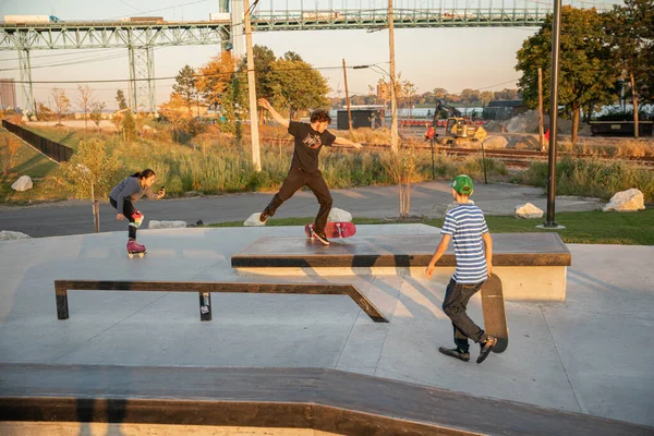 Detroit Michigan Estados Unidos 2019 Patinadores Ciclistas Practican Trucos Atardecer —  Fotos de Stock