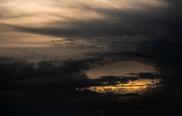 황금빛 하늘의 파노라마에서 타오르는 — 스톡 사진
