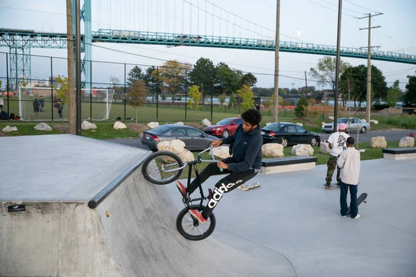 Detroit Michigan Usa 2019 Bikers Skaters Practice Tricks Dusk Detroit — Stock Photo, Image