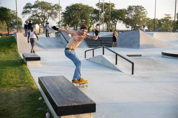 Detroit Michigan Estados Unidos 2019 Los Patinadores Practican Trucos Atardecer — Foto de Stock