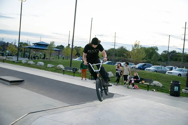 Detroit Michigan Usa 2019 Skaters Bikers Practice Trick Dusk Detroit — 스톡 사진